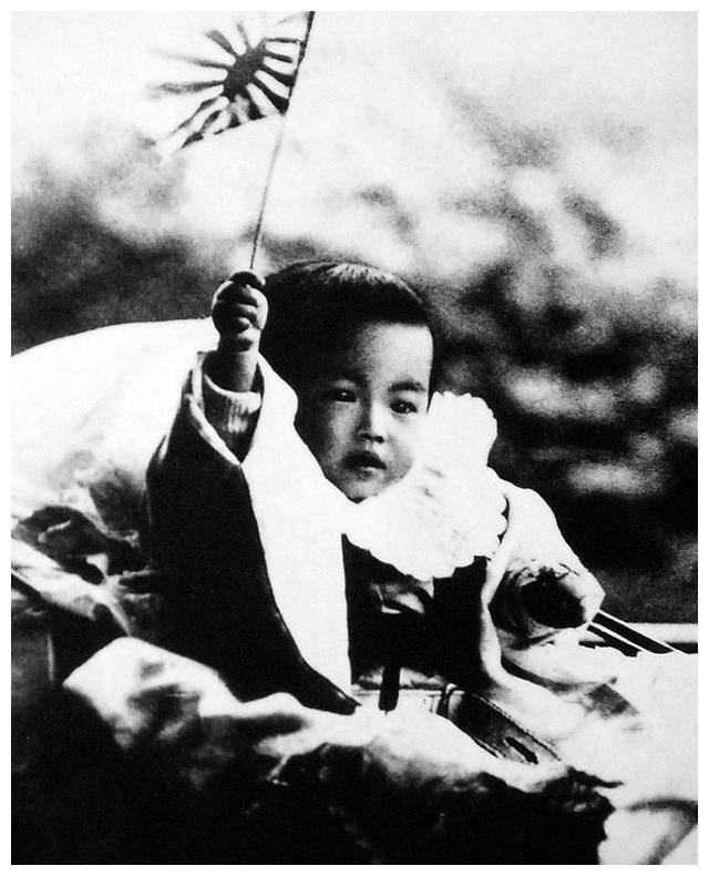 1989年,日本天皇裕仁88岁去世,临终前:我低估了中国!无耻至极