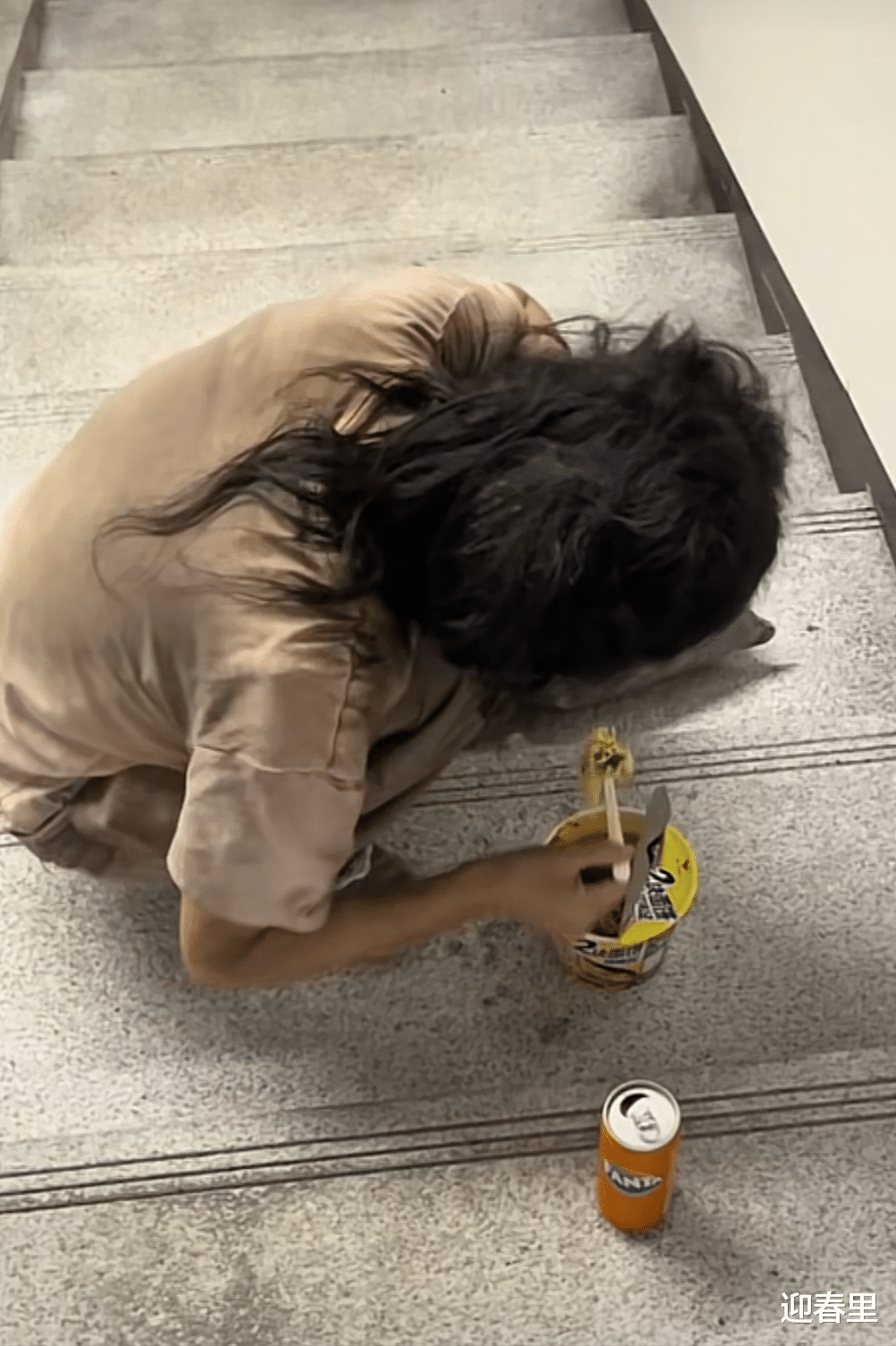 漂亮女孩流浪街头,衣衫褴褛蓬头垢面,不愿回家不愿接受施舍