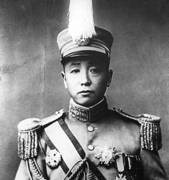 时提到了为何东北老百姓对张作霖颇为敬重的原因,"我父亲从来不刮地皮