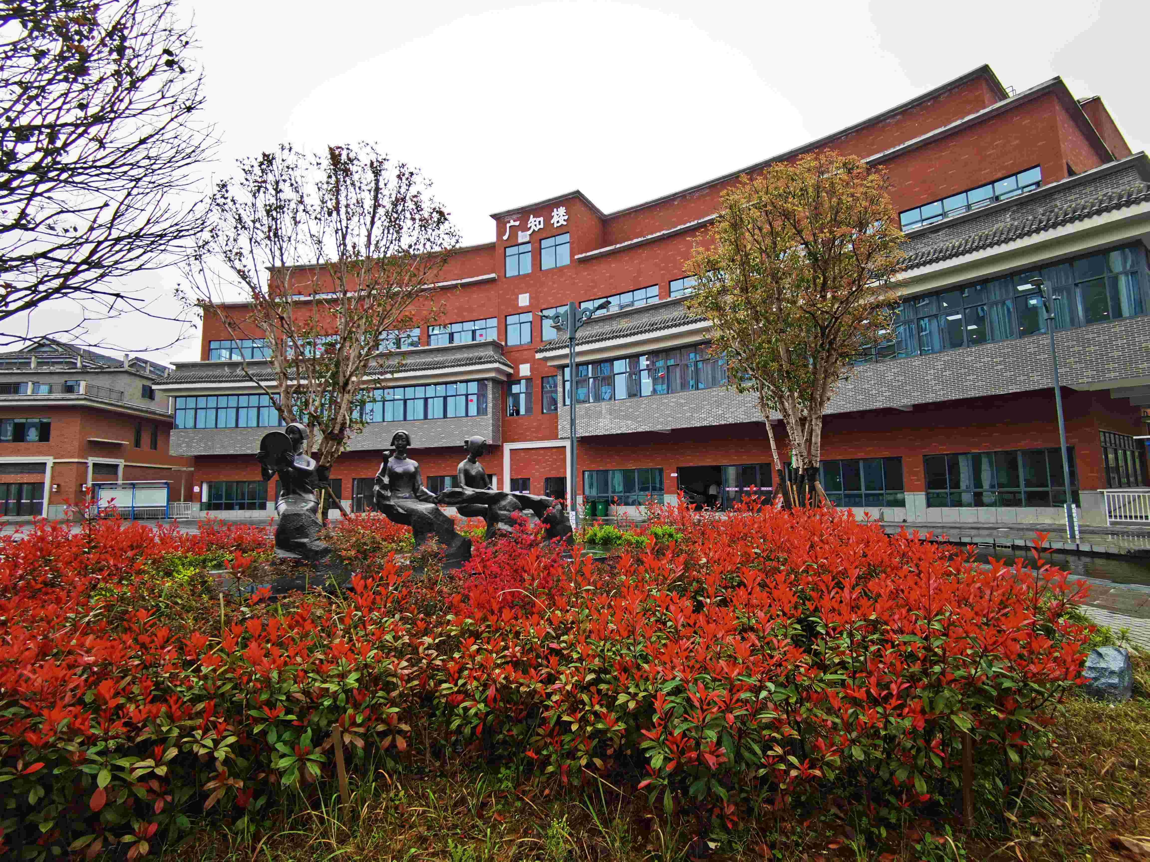 北临湖南艺术职业学院,西接长沙电力职业技术学院,南伴湖南农业大学