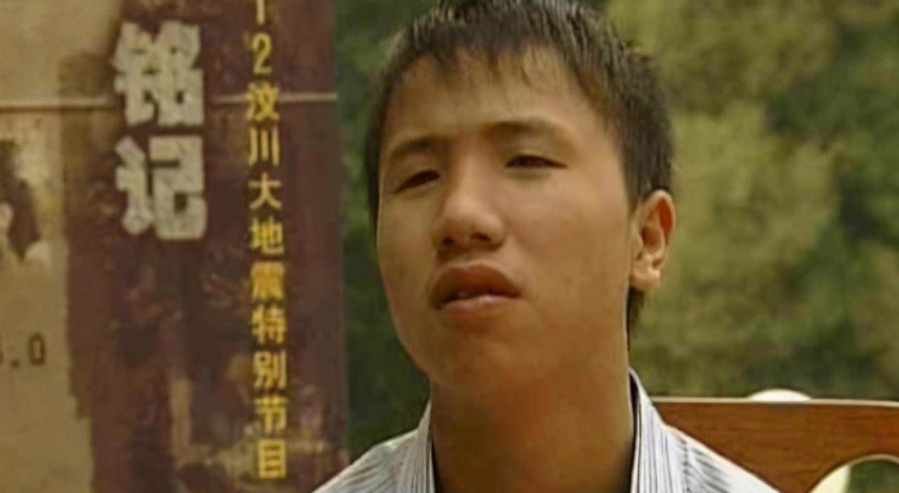 12年前他是汶川地震的小英雄,连救7人,现在因诈骗已是阶下囚_雷楚年