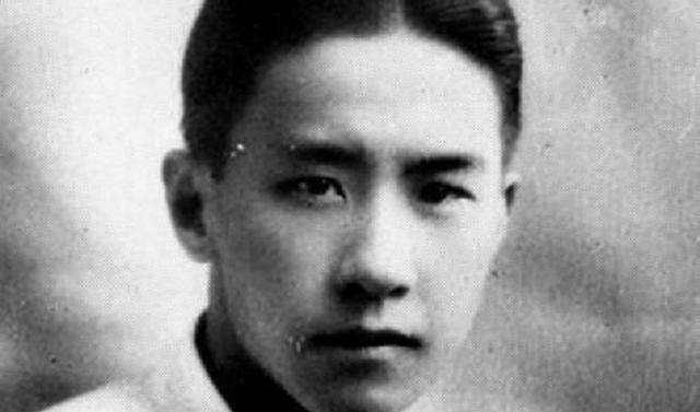 袁克文在反对其父袁世凯称帝之后,和父亲不和,且被其兄长袁克定,椅