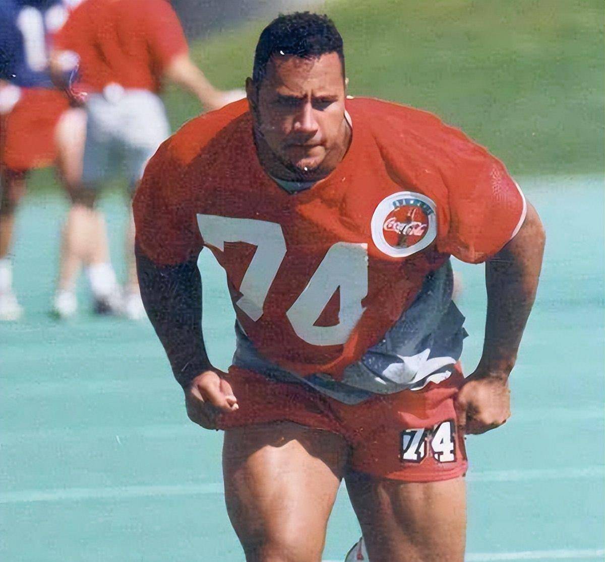 巨石强森:1米9肌肉猛男年入6亿,给小女儿梳头做美甲,反差超萌