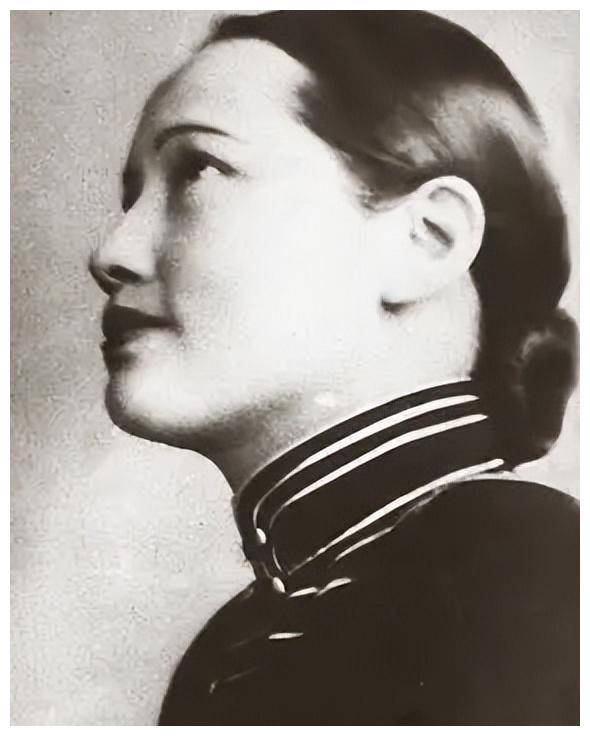 于是从小隋永清就和宋庆龄特别亲密,宋庆龄也把她当做亲生女儿一般