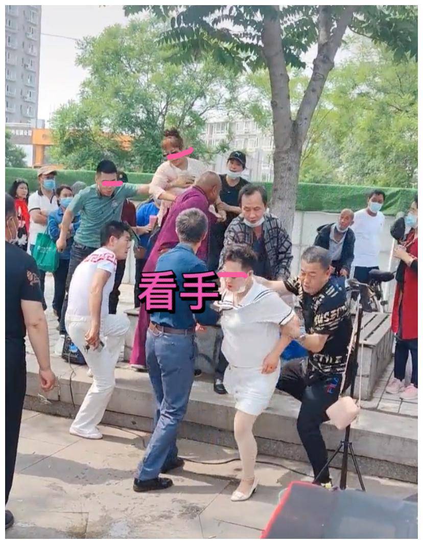 看手!沈阳两大妈打架,男子趁机满足自己的欲望,网友:真变态