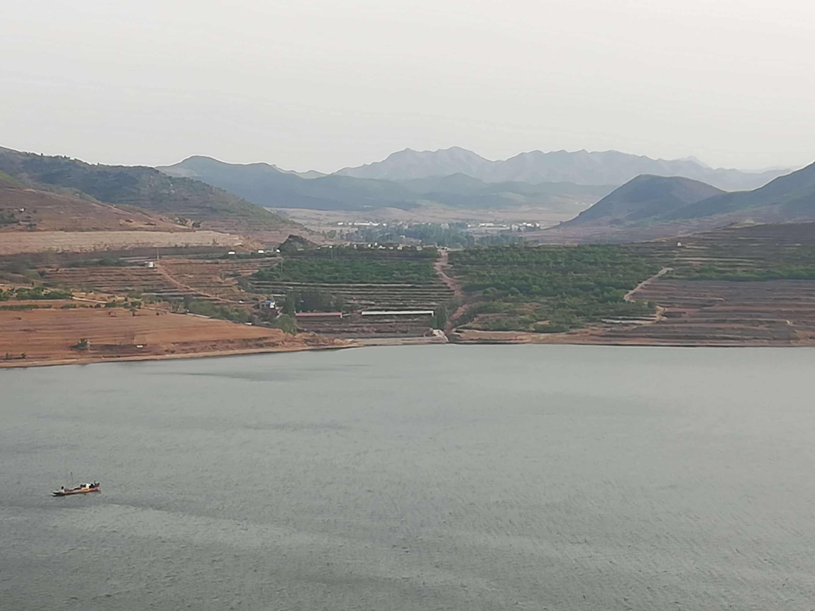 这名男子称,自己和家人在建昌县宫山咀水库游玩时,发现水面有疑似人体