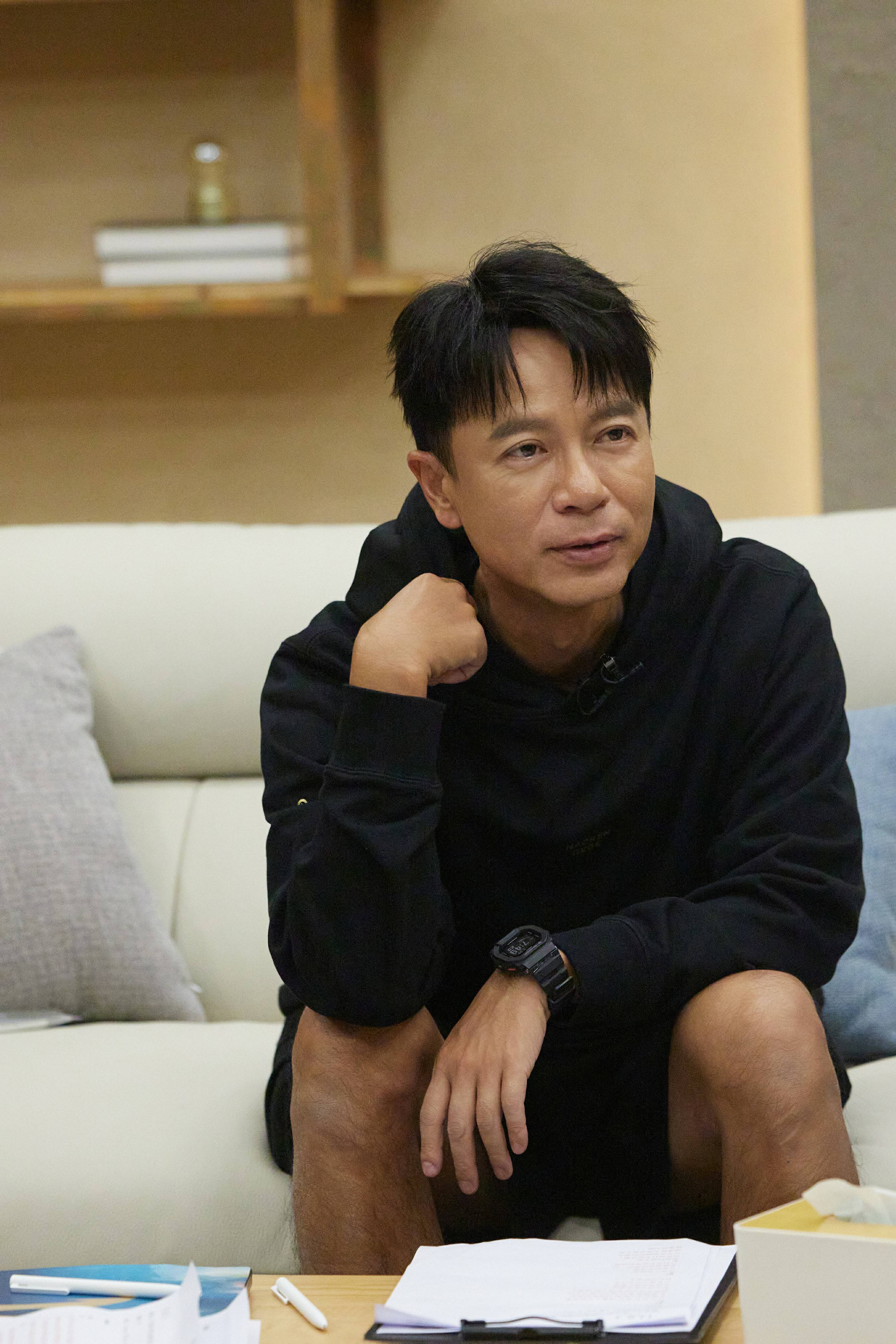 李克勤披荆斩棘一公震撼开唱《人是_》 带队排练担任组内"班主任"