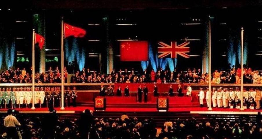 狂赚3万亿,花100亿买医院让伏明霞安心生三胎_美国花旗银行_香港_工作