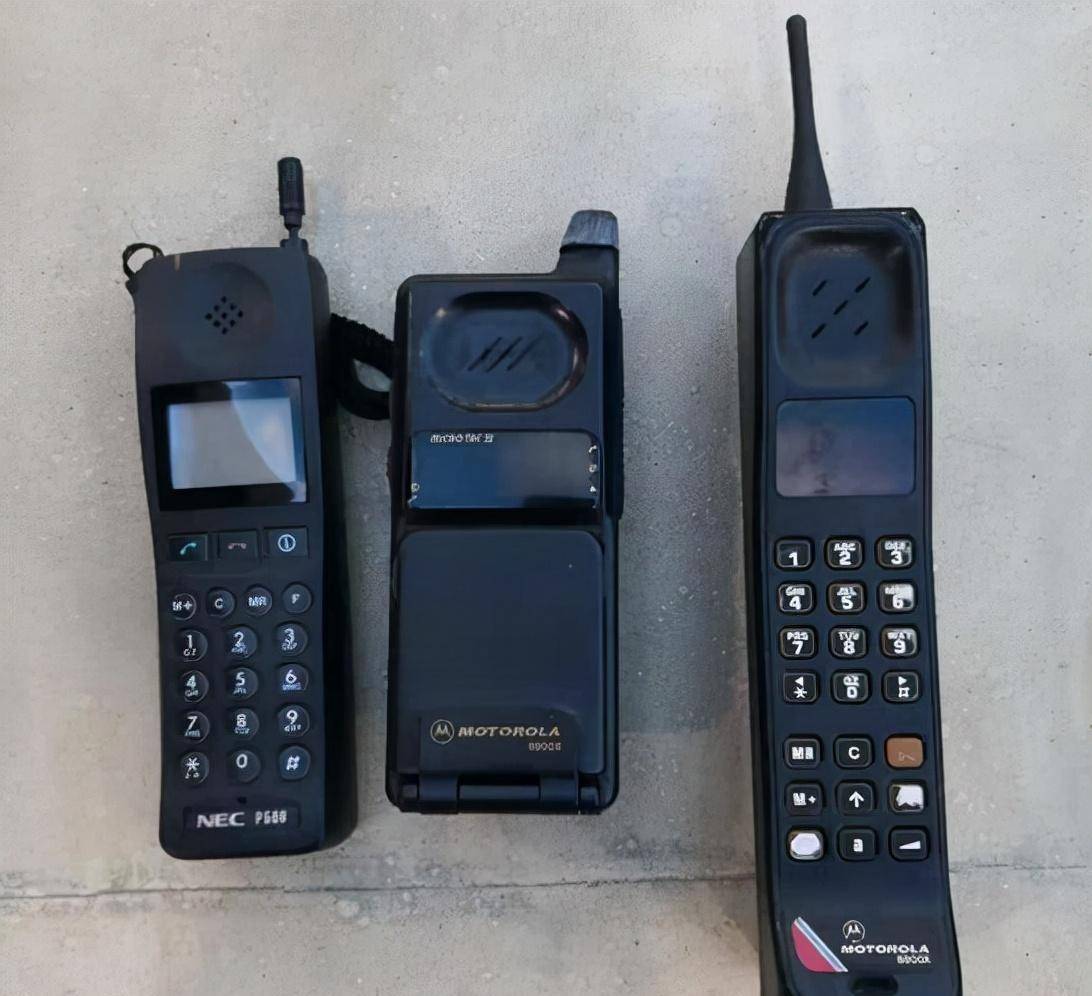 20世纪90年代,当时的手机还不叫手机,人们习惯地称之为大哥大,和板砖