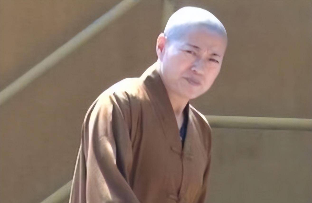 "花尼姑"释智定:僧袍下穿黑丝与和尚结婚,晚上开豪车住豪宅