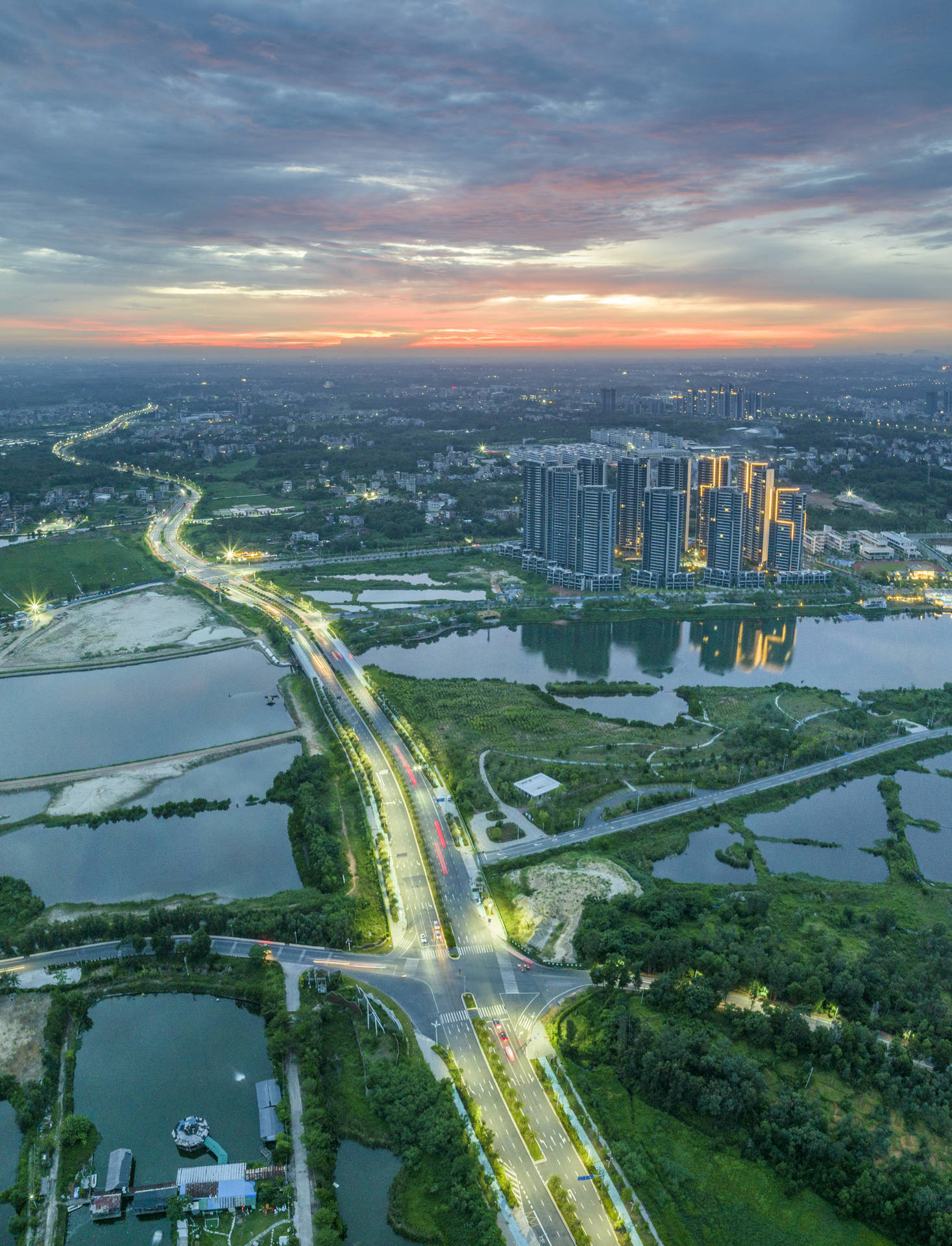 2024年8月15日,广东省茂名市南海岛旅游度假区云蒸霞蔚,水东湾新城