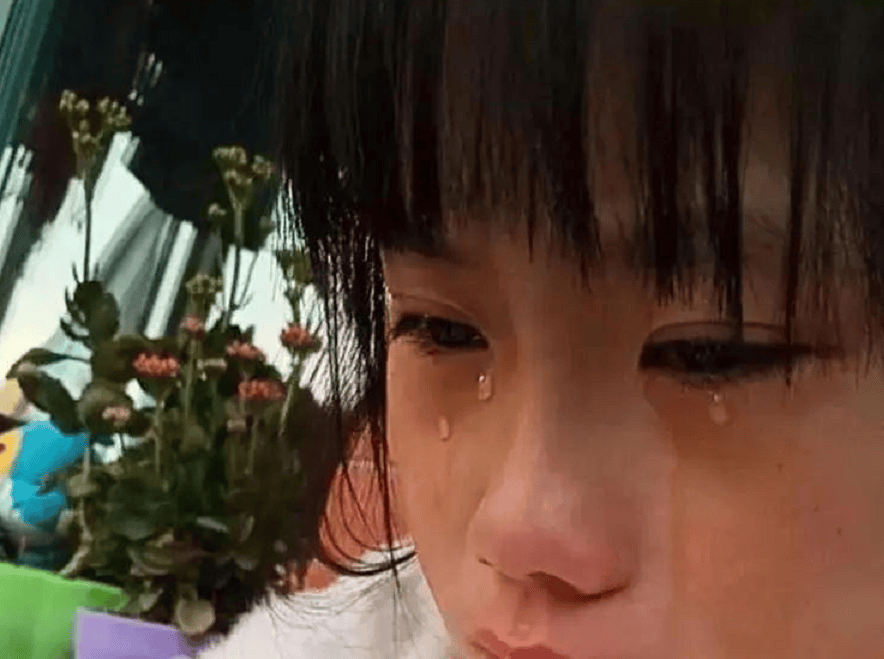 2015年内蒙古女孩拿一块钱买菜,引起好心阿姨注意,下秒赶紧报警