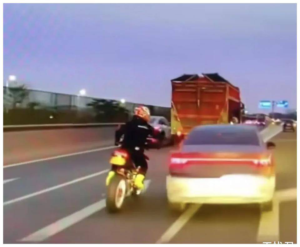 原创            闹大了！摩托车手砸轿车被撞翻后续：车型曝光，司机或涉肇事逃逸-摩托车被砸