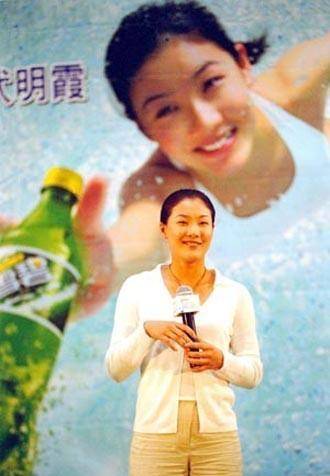 2001年,梁锦松与跳水女皇伏明霞相遇,明知差了26岁,仍强势追爱