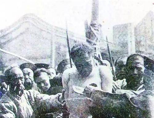 "就这样刽子手拿起鱼鳞小刀,从头到手,再到脚,最后是胸腹部,割了3600