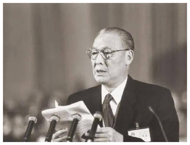 他曾担任邓公的秘书,亲自主持了“83严打”,一生都在为革命奉献_手机搜狐网