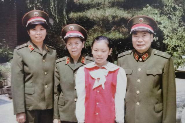 上幅照片为杨得志夫妇与二女儿柏华,外孙女杨蕾的合影.