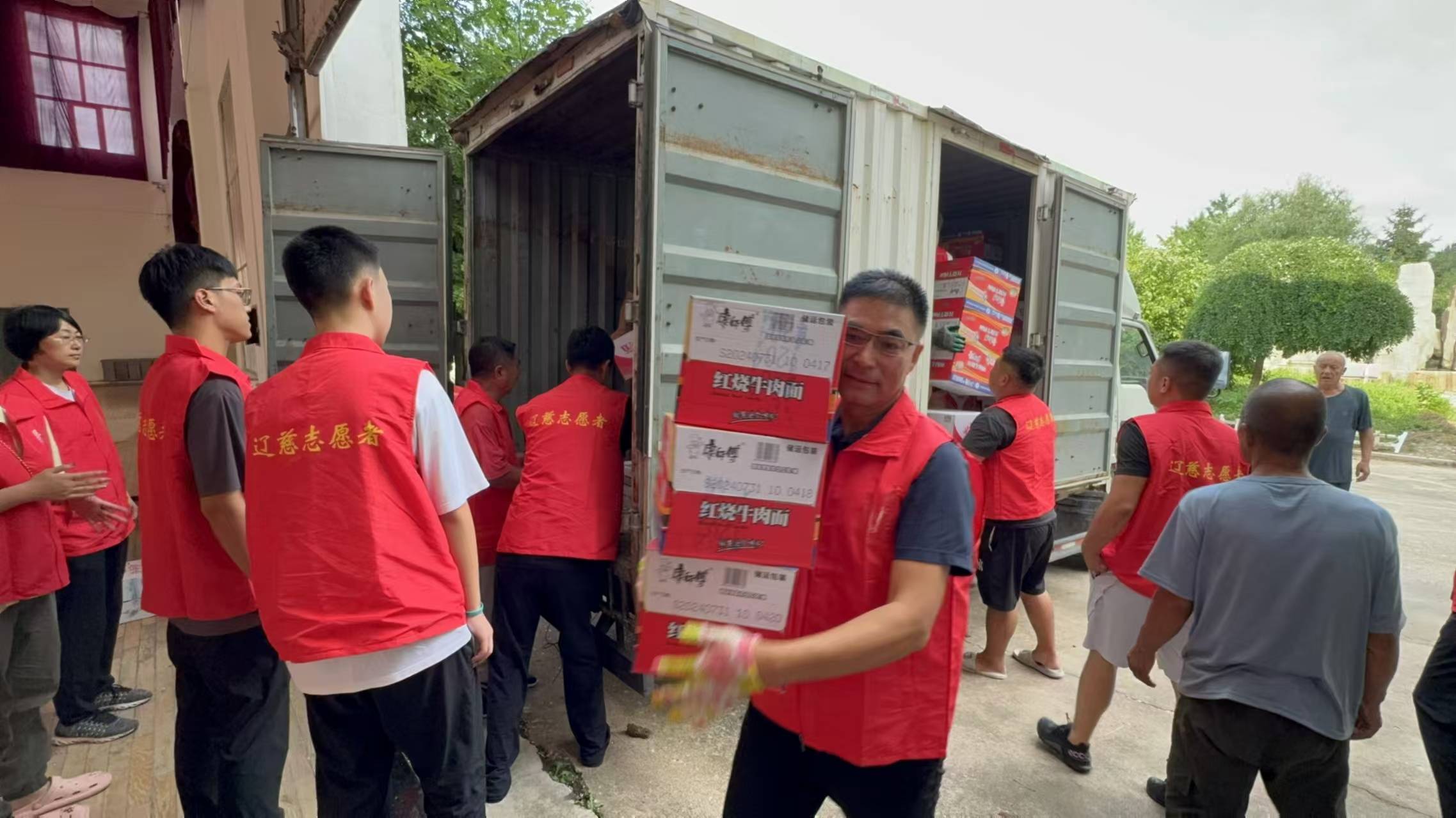 辽宁省慈善联合总会志愿者第一时间开赴建昌开展救灾行动