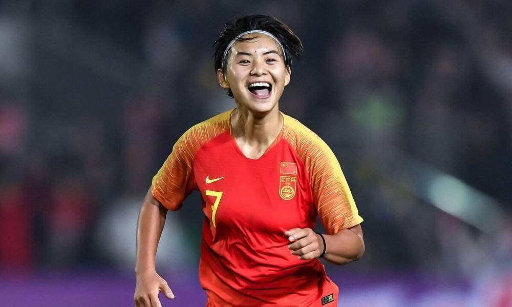 足球女将王霜:5岁时被父母抛弃,姨父母将她养大,如今事业有成