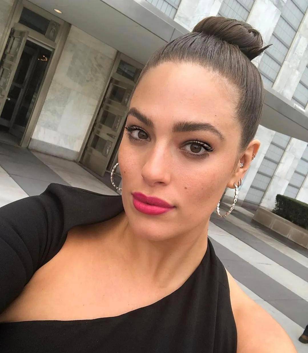 阿什利:全球身价最高的大码模特,体重200斤无赘肉,比卡戴珊美