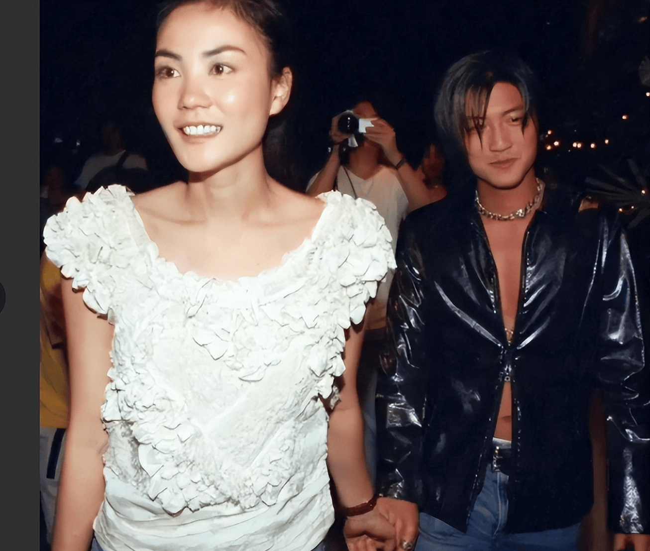 确认过眼神是爱情,王菲谢霆锋现身机场,男方手搭女方腿上很自然