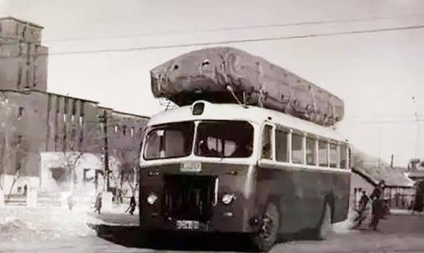 60年前的那些公交车,为什么车的顶棚上面,都装着一个大黑包?