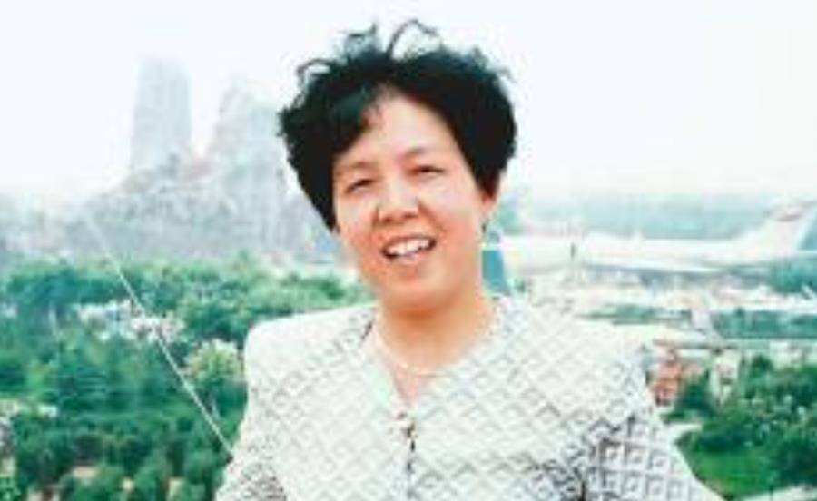 2005年,殷雪梅为救6名学生殉职,10万人沿街送行,学校为其更名