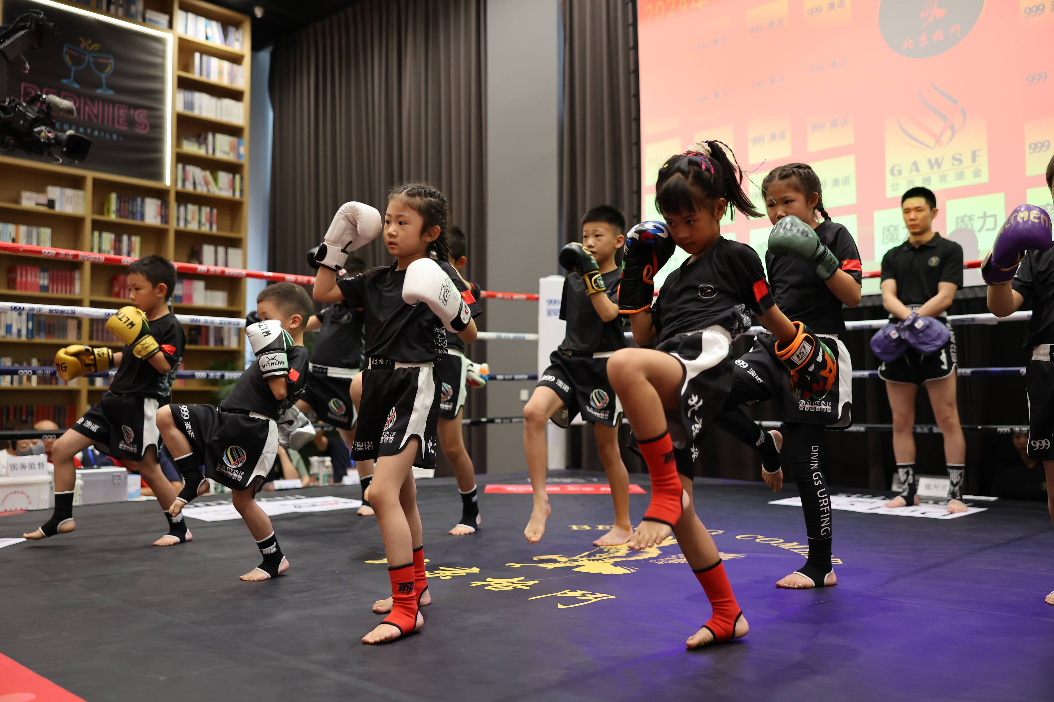 北京格斗搏击对抗赛 顶级格斗俱乐部18名选手参赛