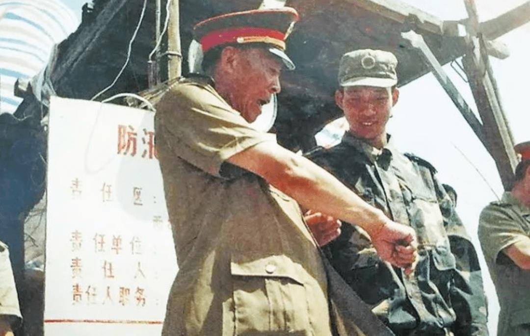 事实上,在连队里董三榕已经是那个最黑的人了,战士们甚至打趣调侃地