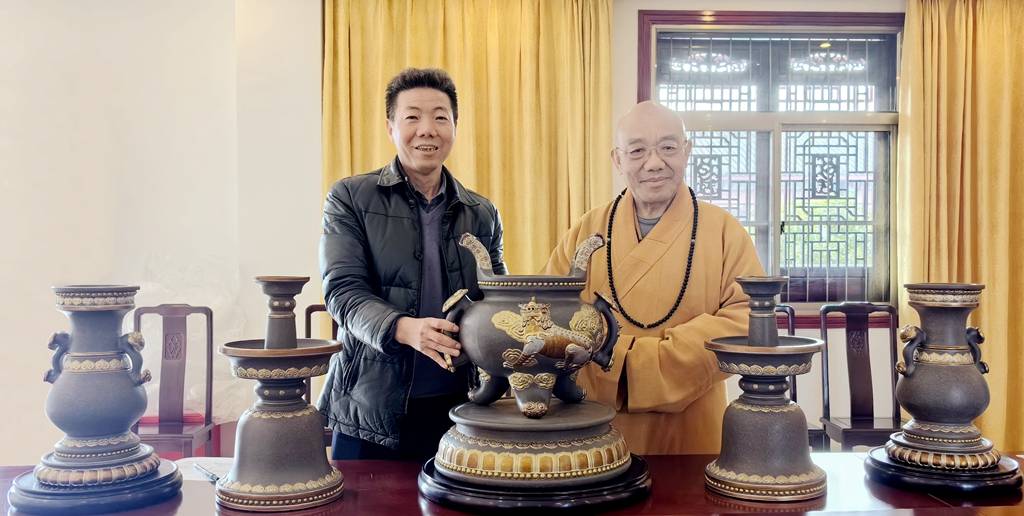 中国传统工艺美术大师曹安祥向九华山肉身宝殿捐赠紫砂香炉