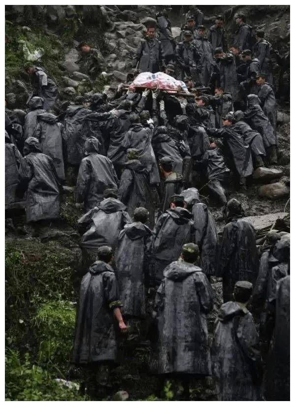 汶川地震中的感人照片图片