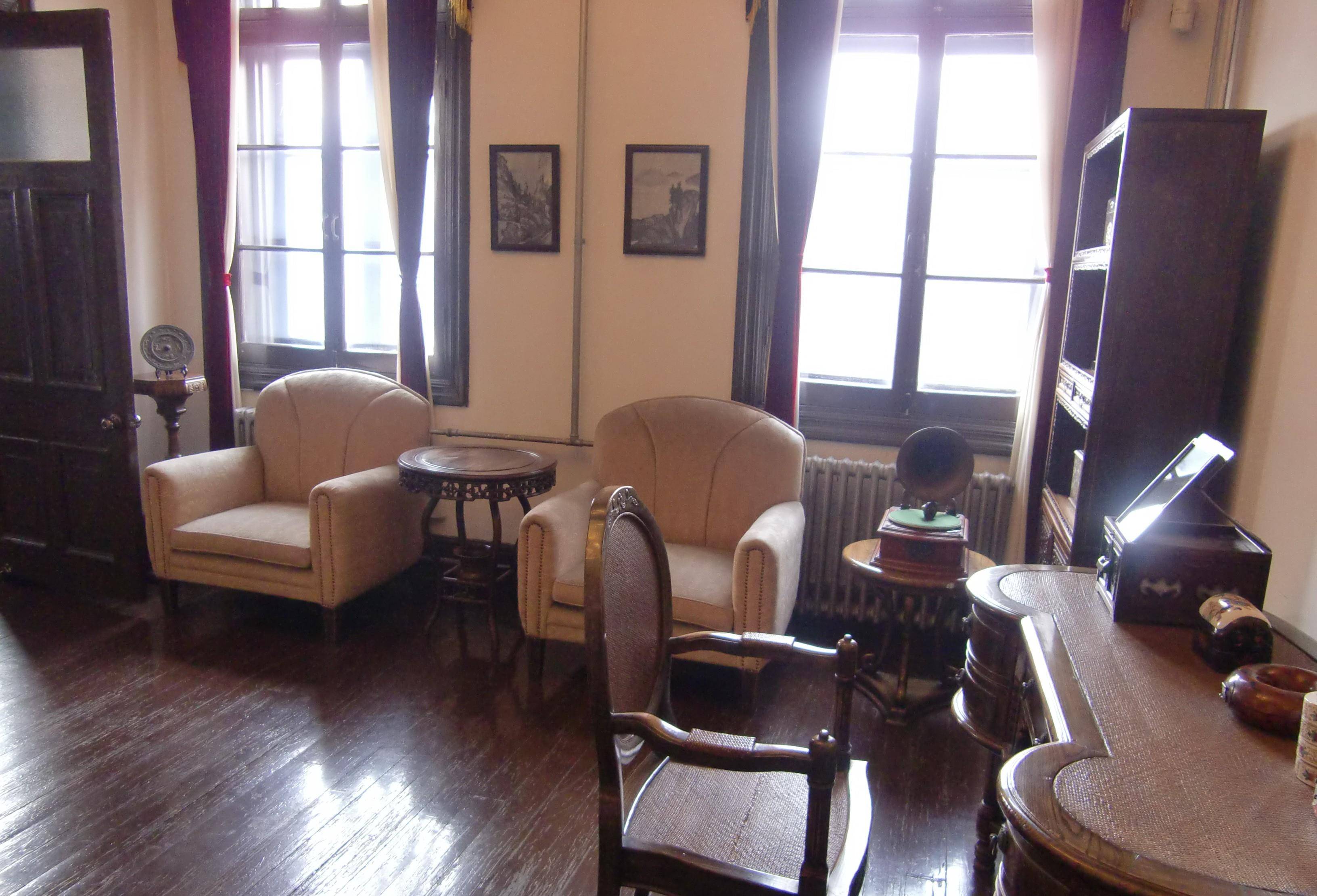 其上是张作霖手书"天理人心"匾额.