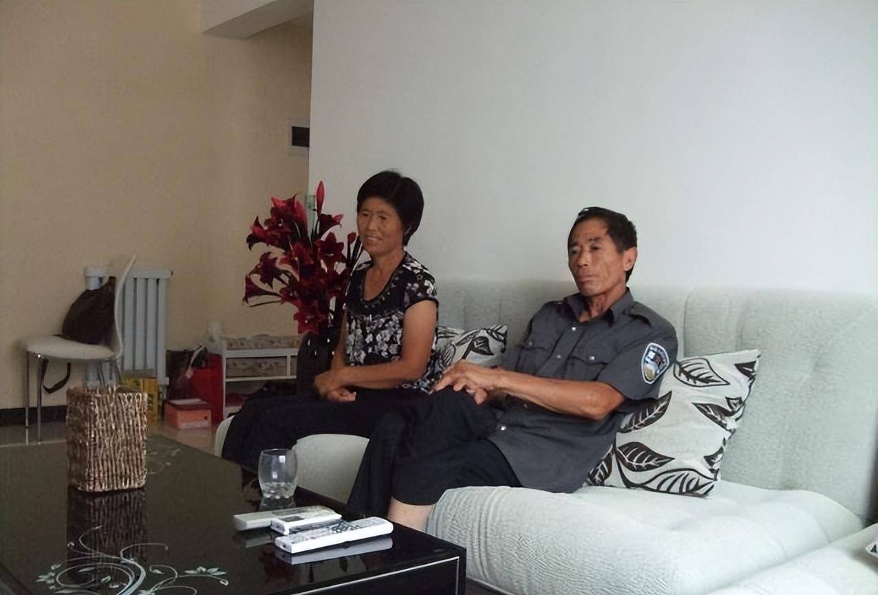 山东21岁女孩为爱私奔,翻墙时不幸摔瘫痪,小伙不离不弃照顾13年