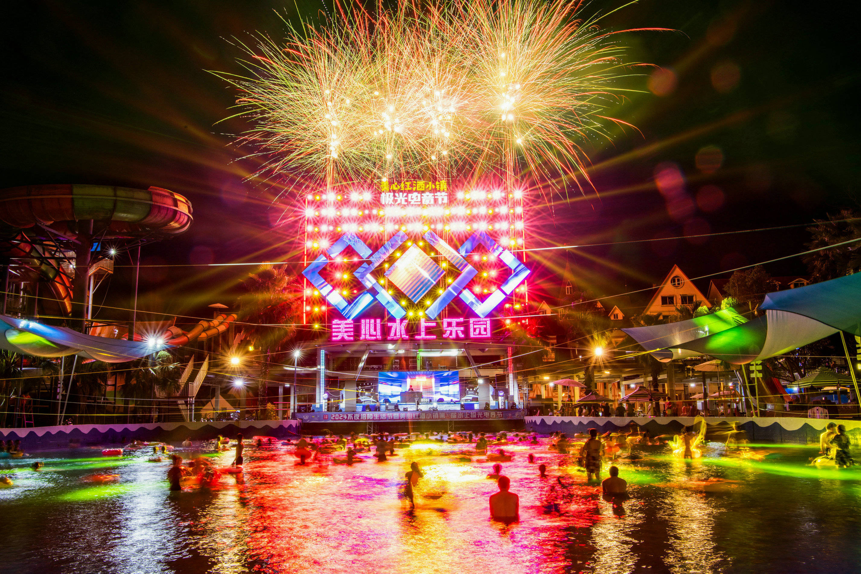 重庆:持续高温助推消暑经济_邓春灵_水上乐园_销售