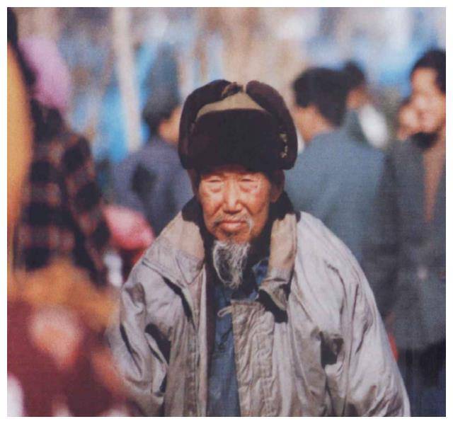 一七旬老头不过新年找部队,和儿女大闹起来,非要去东北_常孟兰_老人