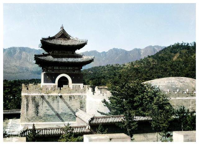 1927年,美国人甘博拍摄的清东陵慈禧墓,那时还没有被孙殿英盗挖
