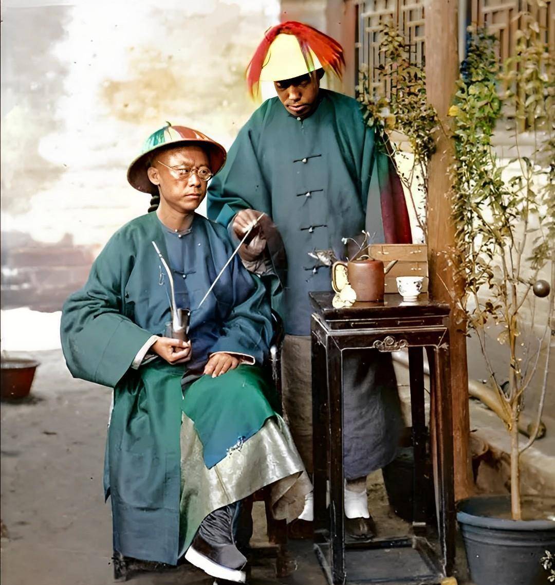 清末上色老照片:老财主连纳七个小妾,男子穿着肚兜一身赘肉