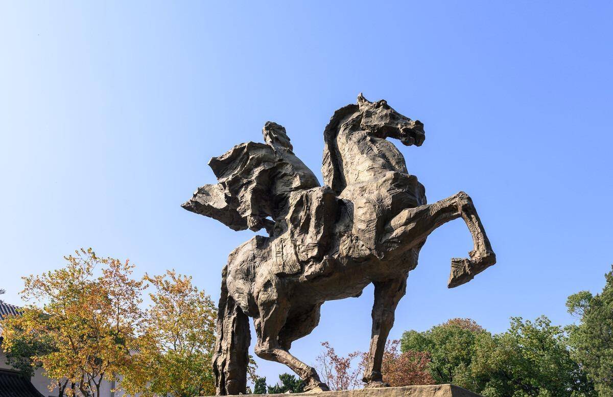 朱元璋是个家喻户晓的传奇人物,最传奇的地方在于他从社会最底层,一个