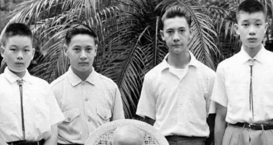 1996年,蒋孝勇去世,为完成其祖父遗愿,病入膏肓之时还回乡扫墓_蒋介石