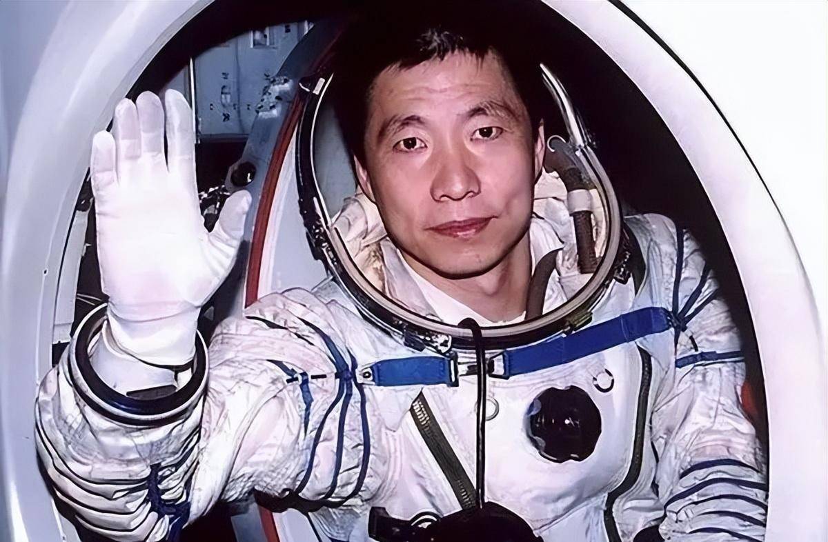 太空"敲门"声,嘴角挂血迹,杨利伟的航天之路,我还活着是真的