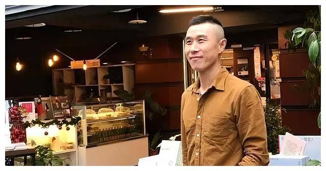 从这段信息看,此时李延贺已经离开上海文艺出版社这家体制单位.