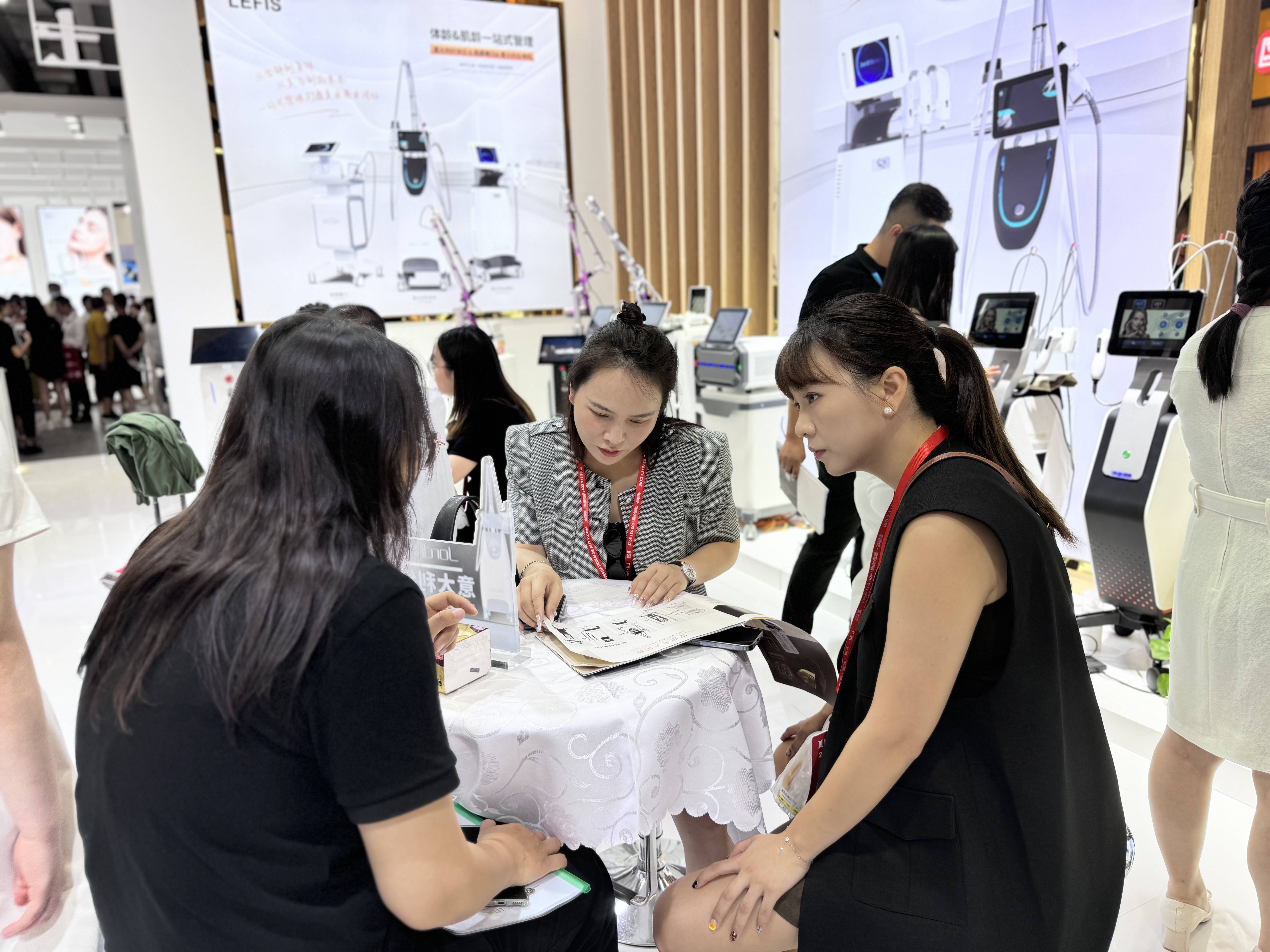 雷翡士热烈而灿烂 第65届cibe中国(广州)国际美博会圆满收官