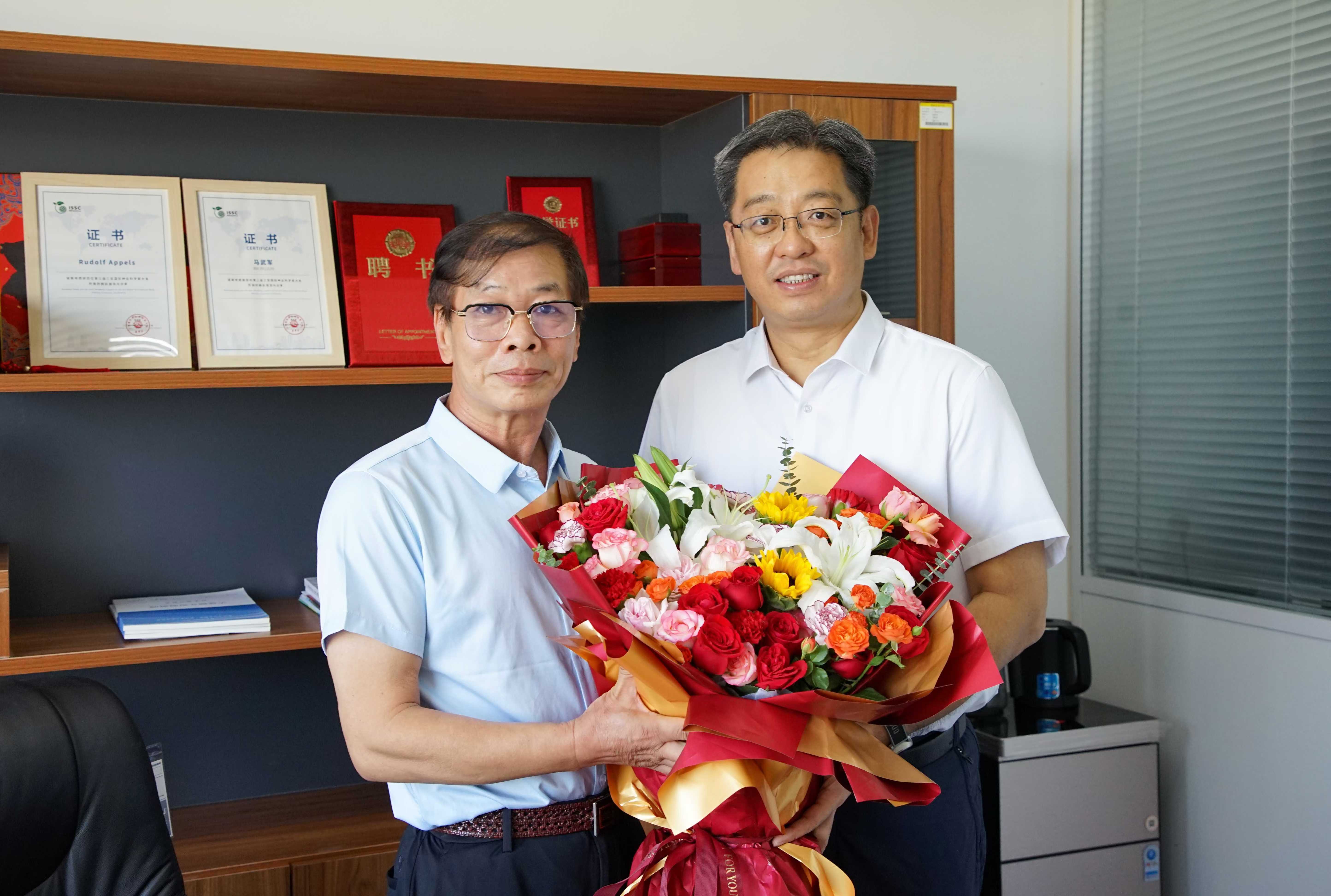 教师节前夕青岛农业大学校领导走访慰问教师代表