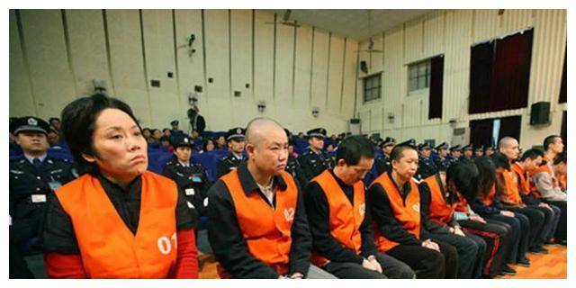 重庆女黑老大,开设80余家赌场,包养16名男宠,人称"武则天"