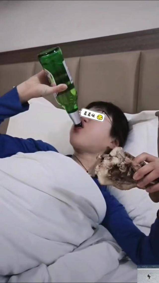 回顾男子出差回来,看到妻子躺在床上,大口喝酒大口吃肉