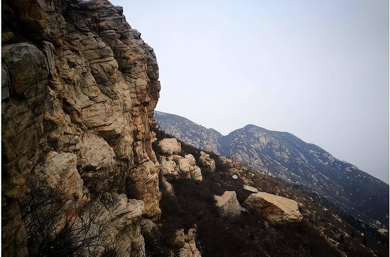 在游历了众多寺院后,她走向了自己的最后一个目标莲花寺.