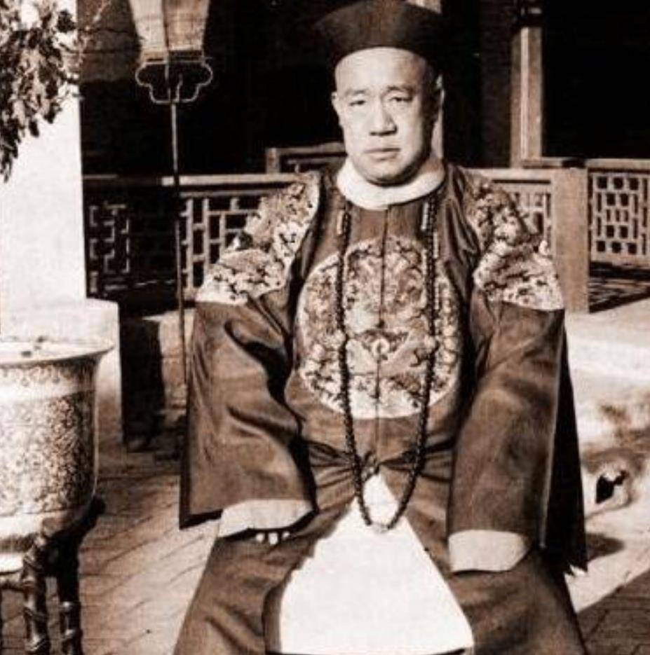 图为一组清朝末年最后一位铁帽子王爷晏森多罗克勤郡王的老照片,据