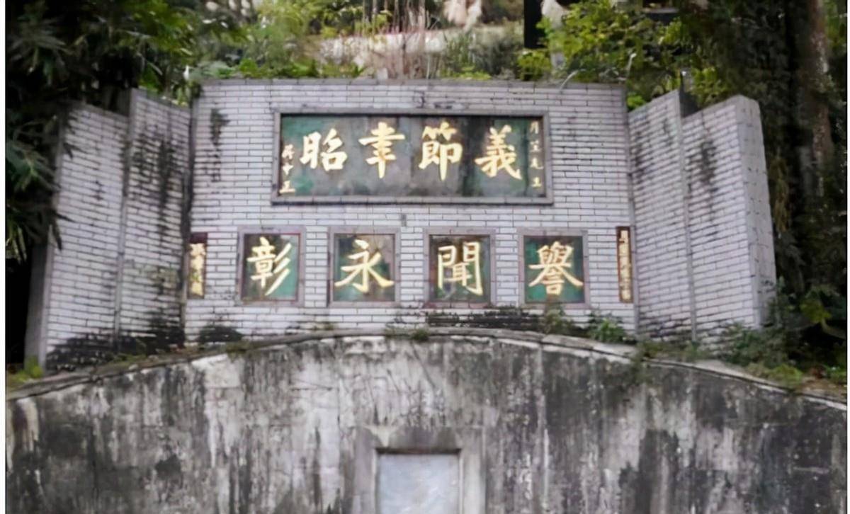 2003年杜月笙墓地:无人打扫,破败不堪,青苔爬满了走道