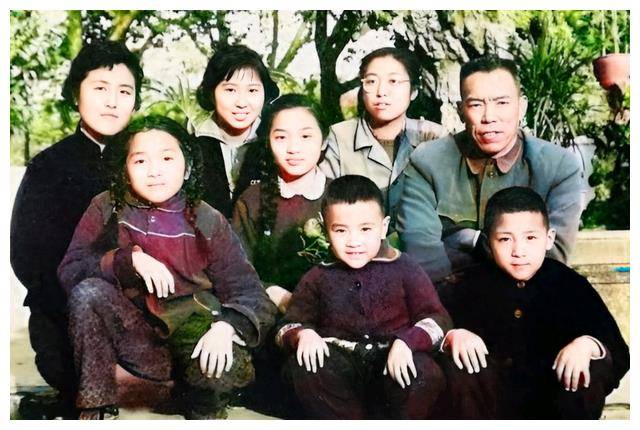 1963年,梁兴初在广州与家人的珍贵合影,妻子任桂兰颜值很高