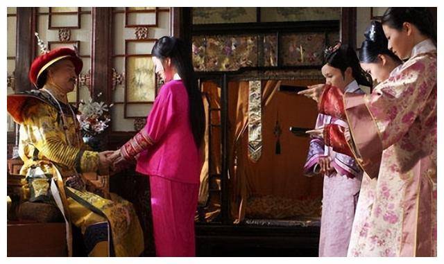 为什么清朝皇帝宠幸妃子之后，妃子根本无法走路，都要人扶着走？